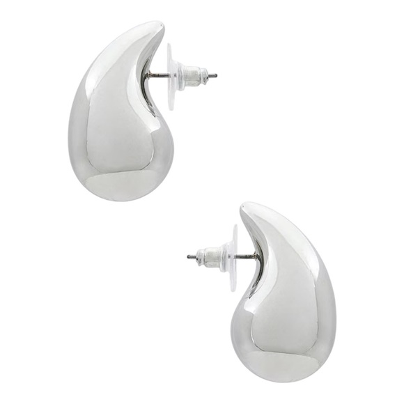 REVOLVE - Amber Sceats Lila Earrings in Silver - Picture 2 of 4